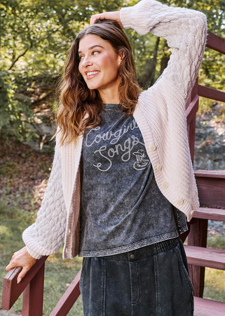 <p><strong>GRAPHIC TEES</strong></p>